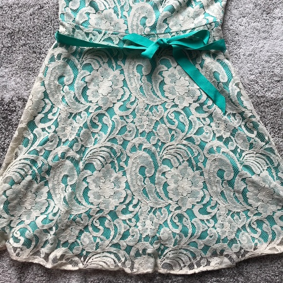 Beautiful Dress - Picture 3 of 5